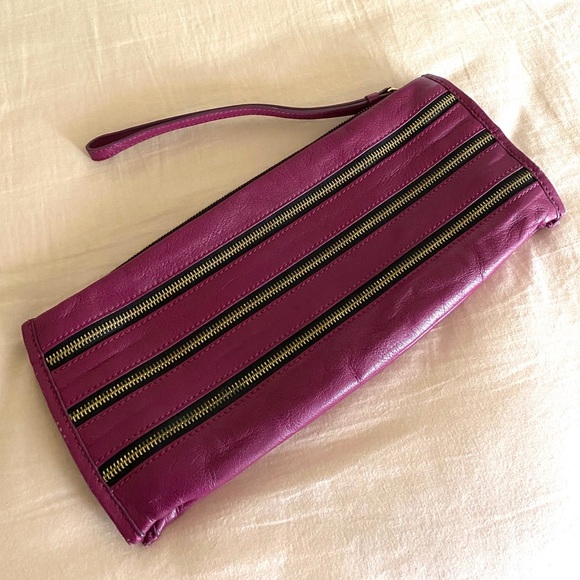 Deep fuchsia zipper clutch - Picture 1 of 8